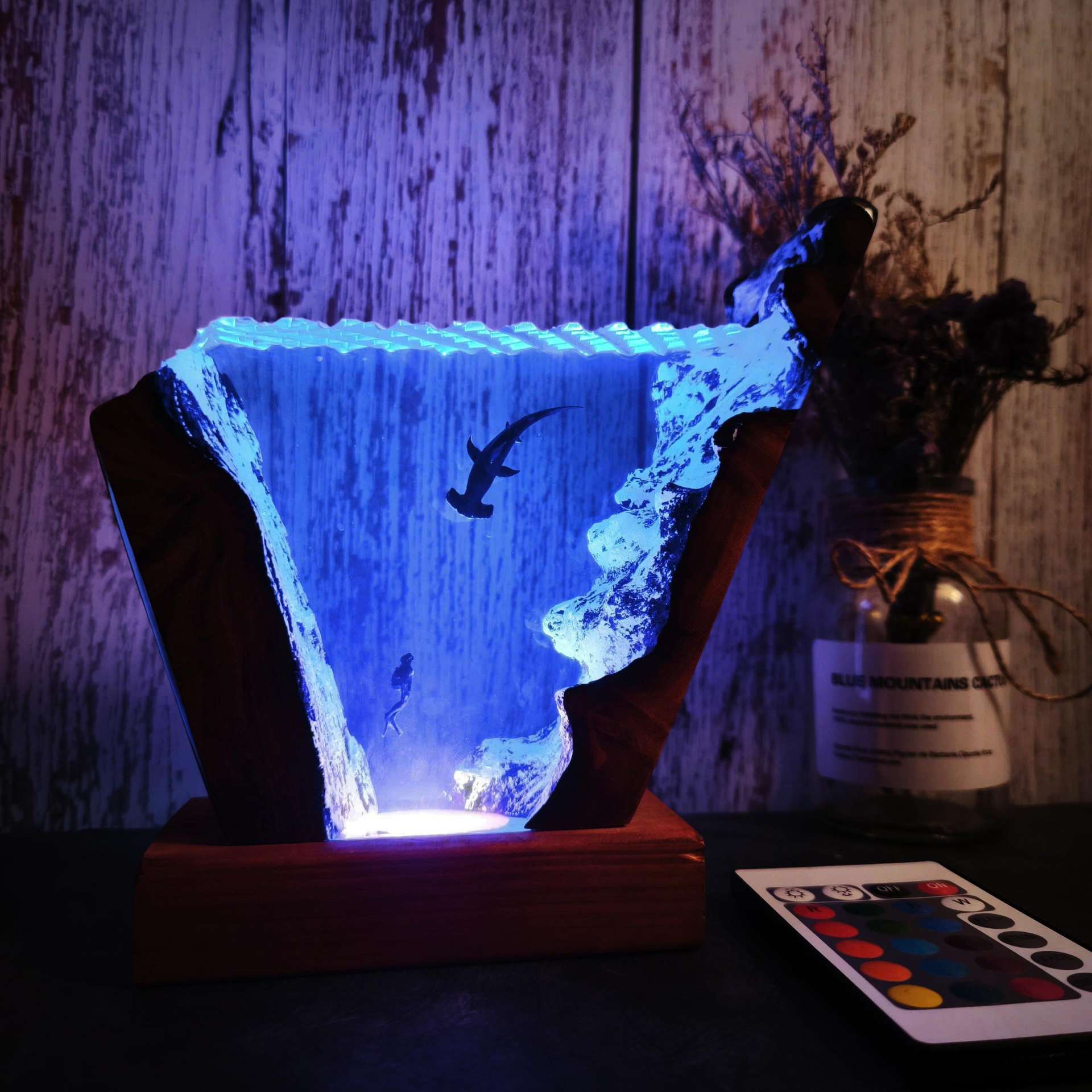 Resin Art Gift For Wedding - زينة مضيئة على شكل سمكة قرش